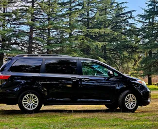 Interni di Toyota Sienna in affitto in Georgia. Un'ottima auto da 7 posti con cambio Automatico.