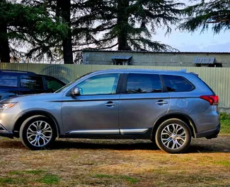 Interni di Mitsubishi Outlander Xl in affitto in Georgia. Un'ottima auto da 7 posti con cambio Automatico.