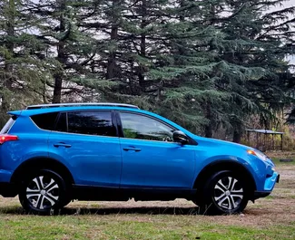 Interni di Toyota Rav4 in affitto in Georgia. Un'ottima auto da 5 posti con cambio Automatico.