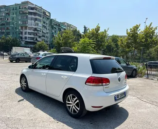 Vista frontale di un noleggio Volkswagen Golf 6 a Tirana, Albania ✓ Auto #11387. ✓ Cambio Automatico TM ✓ 0 recensioni.