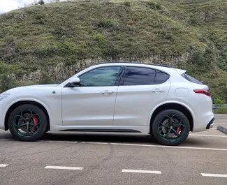 Interni di Alfa Romeo Stelvio Quadrifoglio in affitto in Georgia. Un'ottima auto da 5 posti con cambio Automatico.