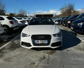 Vista frontale di un noleggio Audi A5 Cabrio all'aeroporto di Tirana, Albania ✓ Auto #11586. ✓ Cambio Automatico TM ✓ 0 recensioni.