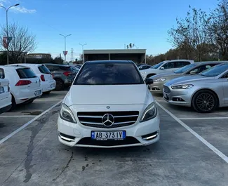 Vista frontale di un noleggio Mercedes-Benz B-Class all'aeroporto di Tirana, Albania ✓ Auto #11588. ✓ Cambio Automatico TM ✓ 0 recensioni.