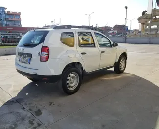 Vista frontale di un noleggio Dacia Duster all'aeroporto di Tirana, Albania ✓ Auto #11492. ✓ Cambio Manuale TM ✓ 0 recensioni.