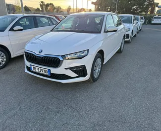 Vista frontale di un noleggio Skoda Scala all'aeroporto di Tirana, Albania ✓ Auto #11518. ✓ Cambio Manuale TM ✓ 0 recensioni.