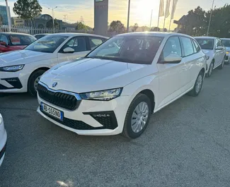 Vista frontale di un noleggio Skoda Scala all'aeroporto di Tirana, Albania ✓ Auto #11524. ✓ Cambio Manuale TM ✓ 0 recensioni.