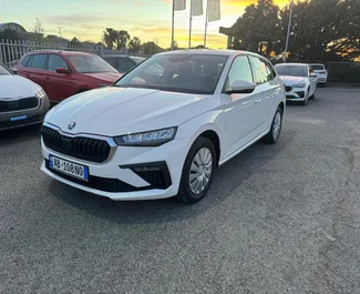 Vista frontale di un noleggio Skoda Scala all'aeroporto di Tirana, Albania ✓ Auto #11522. ✓ Cambio Manuale TM ✓ 0 recensioni.