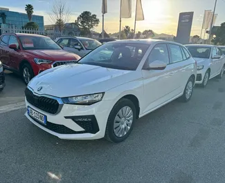 Vista frontale di un noleggio Skoda Scala all'aeroporto di Tirana, Albania ✓ Auto #11519. ✓ Cambio Manuale TM ✓ 0 recensioni.