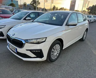 Vista frontale di un noleggio Skoda Scala all'aeroporto di Tirana, Albania ✓ Auto #11521. ✓ Cambio Manuale TM ✓ 0 recensioni.