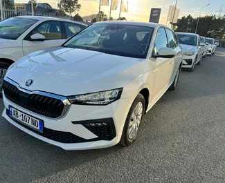 Vista frontale di un noleggio Skoda Scala all'aeroporto di Tirana, Albania ✓ Auto #11523. ✓ Cambio Manuale TM ✓ 0 recensioni.