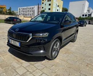 Vista frontale di un noleggio Skoda Karoq all'aeroporto di Tirana, Albania ✓ Auto #11526. ✓ Cambio Automatico TM ✓ 0 recensioni.