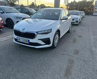 Vista frontale di un noleggio Skoda Scala all'aeroporto di Tirana, Albania ✓ Auto #11520. ✓ Cambio Manuale TM ✓ 0 recensioni.