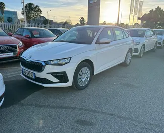 Vista frontale di un noleggio Skoda Scala all'aeroporto di Tirana, Albania ✓ Auto #11525. ✓ Cambio Manuale TM ✓ 0 recensioni.