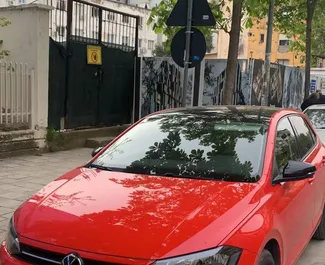 Vista frontale di un noleggio Volkswagen Polo all'aeroporto di Tirana, Albania ✓ Auto #11501. ✓ Cambio Automatico TM ✓ 0 recensioni.