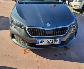 Vista frontale di un noleggio Skoda Scala all'aeroporto di Tirana, Albania ✓ Auto #11495. ✓ Cambio Automatico TM ✓ 0 recensioni.