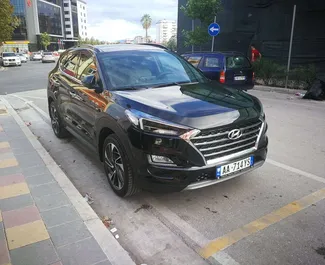 Vista frontale di un noleggio Hyundai Tucson all'aeroporto di Tirana, Albania ✓ Auto #11499. ✓ Cambio Automatico TM ✓ 0 recensioni.