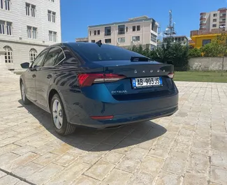 Vista frontale di un noleggio Skoda Octavia all'aeroporto di Tirana, Albania ✓ Auto #11511. ✓ Cambio Automatico TM ✓ 0 recensioni.