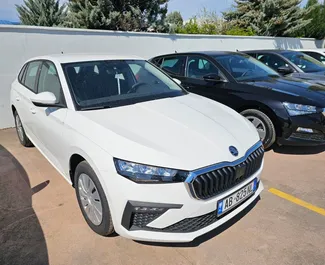 Vista frontale di un noleggio Skoda Scala all'aeroporto di Tirana, Albania ✓ Auto #11516. ✓ Cambio Manuale TM ✓ 0 recensioni.