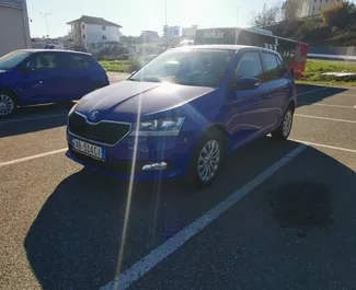 Vista frontale di un noleggio Skoda Fabia all'aeroporto di Tirana, Albania ✓ Auto #11497. ✓ Cambio Manuale TM ✓ 0 recensioni.