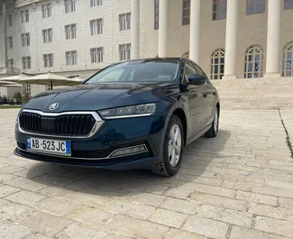 Vista frontale di un noleggio Skoda Octavia all'aeroporto di Tirana, Albania ✓ Auto #11507. ✓ Cambio Automatico TM ✓ 0 recensioni.