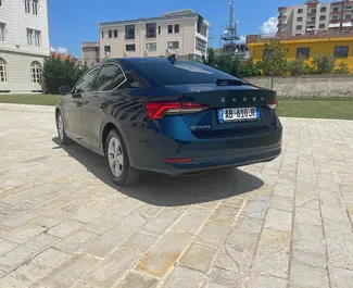 Vista frontale di un noleggio Skoda Octavia all'aeroporto di Tirana, Albania ✓ Auto #11508. ✓ Cambio Automatico TM ✓ 0 recensioni.