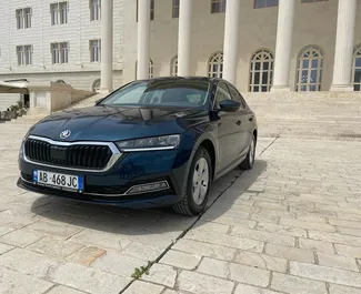 Vista frontale di un noleggio Skoda Octavia all'aeroporto di Tirana, Albania ✓ Auto #11506. ✓ Cambio Automatico TM ✓ 0 recensioni.