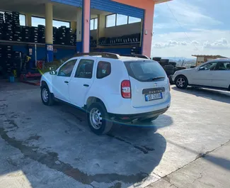 Vista frontale di un noleggio Dacia Duster all'aeroporto di Tirana, Albania ✓ Auto #11493. ✓ Cambio Manuale TM ✓ 0 recensioni.