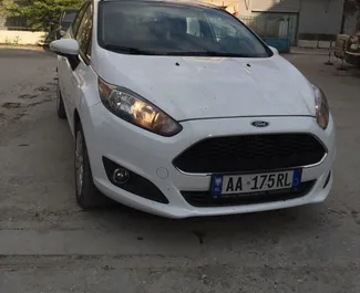 Vista frontale di un noleggio Ford Fiesta all'aeroporto di Tirana, Albania ✓ Auto #11487. ✓ Cambio Manuale TM ✓ 0 recensioni.