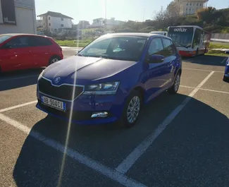 Vista frontale di un noleggio Skoda Fabia all'aeroporto di Tirana, Albania ✓ Auto #11498. ✓ Cambio Manuale TM ✓ 0 recensioni.