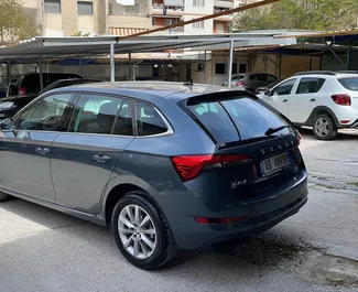 Vista frontale di un noleggio Skoda Scala all'aeroporto di Tirana, Albania ✓ Auto #11496. ✓ Cambio Automatico TM ✓ 0 recensioni.