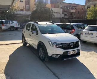 Vista frontale di un noleggio Dacia Sandero Stepway all'aeroporto di Tirana, Albania ✓ Auto #11491. ✓ Cambio Manuale TM ✓ 0 recensioni.