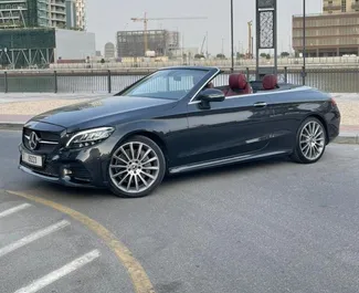 Interni di Mercedes-Benz C200 Cabrio in affitto negli Emirati Arabi Uniti. Un'ottima auto da 4 posti con cambio Automatico.