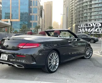 Mercedes-Benz C200 Cabrio 2022 disponibile per il noleggio a Dubai, con limite di chilometraggio di 200 km/giorno.