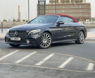 Vista frontale di un noleggio Mercedes-Benz C200 Cabrio a Dubai, Emirati Arabi Uniti ✓ Auto #11354. ✓ Cambio Automatico TM ✓ 0 recensioni.