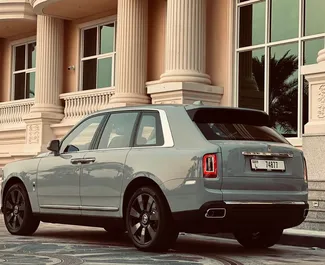 Noleggio auto Rolls-Royce Cullinan 2023 negli Emirati Arabi Uniti, con carburante Benzina e 563 cavalli di potenza ➤ A partire da 3500 AED al giorno.