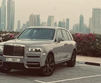 Vista frontale di un noleggio Rolls-Royce Cullinan a Dubai, Emirati Arabi Uniti ✓ Auto #11357. ✓ Cambio Automatico TM ✓ 0 recensioni.