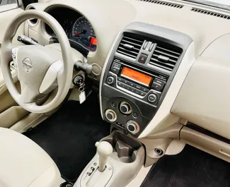 Noleggio Nissan Sunny. Auto Economica, Comfort per il noleggio negli Emirati Arabi Uniti ✓ Cauzione di Deposito di 2000 AED ✓ Opzioni assicurative RCT.