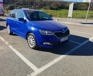 Vista frontale di un noleggio Skoda Fabia all'aeroporto di Tirana, Albania ✓ Auto #11489. ✓ Cambio Manuale TM ✓ 0 recensioni.