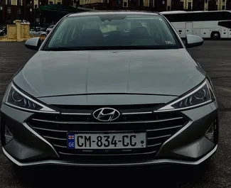 Vista frontale di un noleggio Hyundai Elantra all'aeroporto di Tbilisi, Georgia ✓ Auto #11398. ✓ Cambio Automatico TM ✓ 0 recensioni.