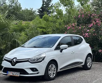 Vista frontale di un noleggio Renault Clio 4 in Becici, Montenegro ✓ Auto #4277. ✓ Cambio Manuale TM ✓ 5 recensioni.