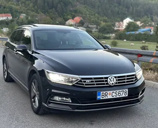 Vista frontale di un noleggio Volkswagen Passat Variant in Becici, Montenegro ✓ Auto #11399. ✓ Cambio Automatico TM ✓ 0 recensioni.