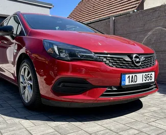 Vista frontale di un noleggio Opel Astra a Praga, Cechia ✓ Auto #11018. ✓ Cambio Automatico TM ✓ 0 recensioni.