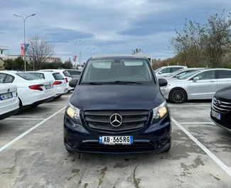 Vista frontale di un noleggio Mercedes-Benz Vito all'aeroporto di Tirana, Albania ✓ Auto #11584. ✓ Cambio Automatico TM ✓ 0 recensioni.