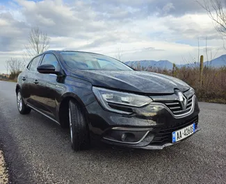 Vista frontale di un noleggio Renault Megane all'aeroporto di Tirana, Albania ✓ Auto #11590. ✓ Cambio Automatico TM ✓ 0 recensioni.