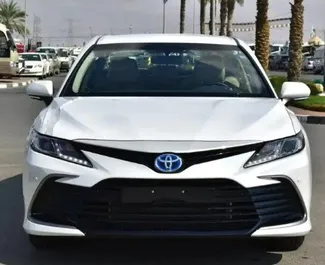 Noleggio Toyota Camry. Auto Comfort, Premium per il noleggio negli Emirati Arabi Uniti ✓ Cauzione di Deposito di 500 AED ✓ Opzioni assicurative RCT, SCDW, Furto.