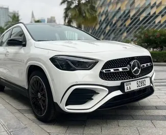 Interni di Mercedes-Benz GLA220 in affitto negli Emirati Arabi Uniti. Un'ottima auto da 5 posti con cambio Automatico.