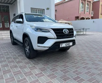 Noleggio Toyota Fortuner. Auto Comfort, SUV per il noleggio negli Emirati Arabi Uniti ✓ Cauzione di Deposito di 500 AED ✓ Opzioni assicurative RCT, SCDW, Furto.