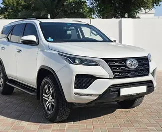 Noleggio auto Toyota Fortuner 2024 negli Emirati Arabi Uniti, con carburante Benzina e 166 cavalli di potenza ➤ A partire da 235 AED al giorno.