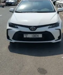 Noleggio auto Toyota Corolla Sedan 2024 negli Emirati Arabi Uniti, con carburante Benzina e 169 cavalli di potenza ➤ A partire da 135 AED al giorno.