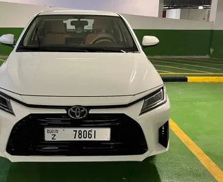 Toyota Yaris Ativ 2023 disponibile per il noleggio a Dubai, con limite di chilometraggio di illimitato.